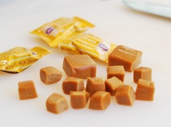 step10: 將牛奶糖一切四成為小粒狀