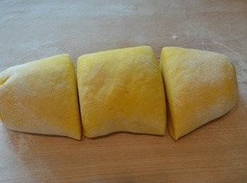 step7: 桌上灑少許麵粉，將醒好的南瓜麵團取出，然後平均分成3等份的小麵團。