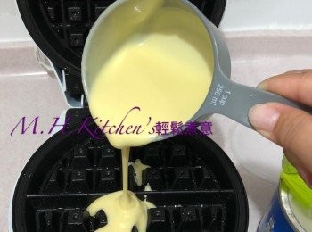 step41: 在燙板上倒入適量餅漿，蓋好待窩夫燙至金黃色盛起