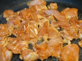 step3: 燒一煲大滾水備用。

熱鍋放一湯匙油，油熱放入<a href="https://bit.ly/2ZxapeY" target="_blank" data-keyword="雞扒" class="guide-link"><strong>雞扒</strong></a> <span style="display:inline-block;vertical-align:middle;margin-top:-3px;color:initial;border-radius:3px;padding:2px 3px;font-size:12px;line-height:14px;background:#87d300;color:#fff;">即買</span> 。