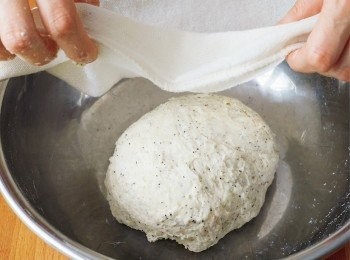 step3: 將材料聚攏成團，蓋上濕布醒麵10分鐘。