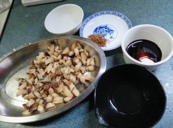 step3: 乾冬菇浸軟身後,剪成粒狀,用<span class="group_2">蒸冬菇料:</span>砂糖1茶匙,生抽1茶匙,食用油1茶匙,食用開水1茶匙蒸15分鐘待用