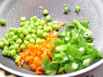 step2: 以少許的橄欖油將蔥花、豌豆仁、紅蘿蔔丁超香