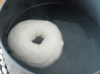 step5: 煮沸一大煲水 （中火），每次下兩個貝果煮45秒，再反到另一邊再煮45秒，撈起，放在毛巾上吸乾水份