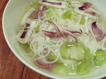 step3: 最後，即可盛碗享用Q彈海之味道、地美味家常料理－「小管絲瓜麵線【澎湖野生水產】」。