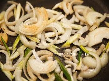 step2: 接著用同一油鍋將洋蔥、蔥白與大蒜下鍋爆香。