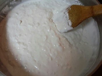 step3: 將蘿蔔水與玉米粉及沾米粉拌勻至沒有粉粒