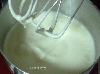 step3: 雞蛋、細砂糖、蜂蜜用電動打蛋器高速打發且蛋糊滴落不會立刻消失；