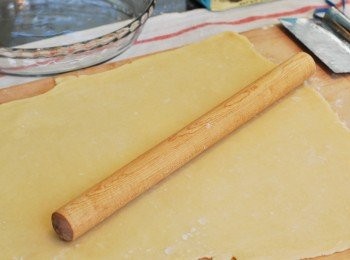 step5: 取出冷藏派皮切成兩半，取一半在灑了麵粉（分量外）的檯面上擀成直徑12吋大圓形