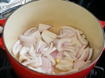 step2: 將鍋燒熱，加入少許油，將紫洋蔥炒至金黃色。