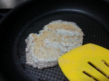 step2: 鯪魚肉用平底鑊加少許油煎香兩邊至金黃