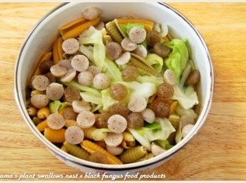 step4: 將義大利麵與高麗菜撈出，淋上許橄欖油，避免麵體沾黏。
起司與鮮奶口味的黑木耳QQ圓，切成兩半後，也放入碗中。