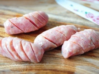 step2: 取出香腸斜切開不切斷，間隔寬度依自己決定。 香腸最好切的狀態是稍微冷凍過後，肉質更緊實，切片才不會散掉!