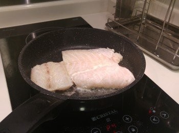 step1: 先用<span class="group_2">醃料</span>醃魚再煎封魚柳備用。