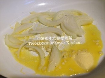 step3: 熱鏝後加入牛油溶掉後，放入蒜蓉和洋蒽絲炒香，