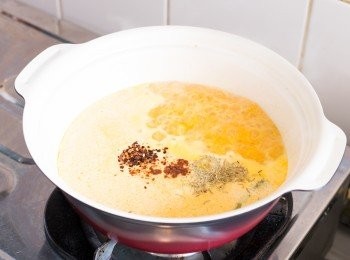 step8: 加入肉豆蔻粉 、紅椒片和乾燥迷迭香拌勻。