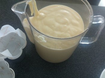 step6: 將蛋麵漿倒入壺內, 方便倒入紙杯。