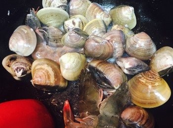 step4: 燒熱油鑊，放蒜蓉爆香，放入沙白蜆和大蝦炒匀。