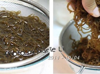 step1: 來介紹一下這個特殊的<span class="group_1">食材</span>：《沖繩水雲》

《水雲》是來自日本沖繩的藻類<span class="group_1">食材</span>
它的主要成份多為褐藻糖膠 (又名褐藻素)
富有低熱量、高營養的珍貴價值
其口感柔軟黏滑又帶有些許嚼勁，非常好吃。

取出適量的《水雲》先沖水洗淨
浸泡五~十分鐘後再沖洗一次，備用。