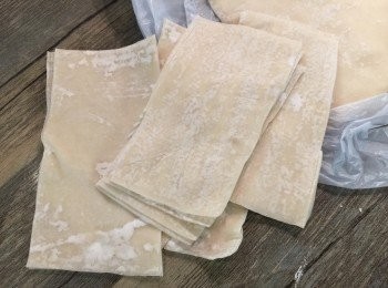 step1: 將雲吞皮切半成2等份的長方皮。