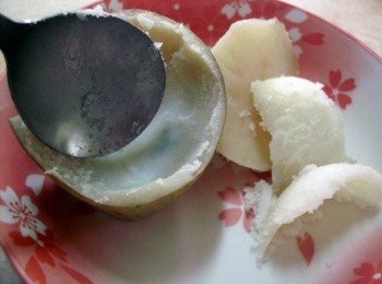 step3: 挖空把馬鈴薯肉取下壓碎，留外皮當容器(勿挖到底，要留空間才不會把<span class="group_2">食材</span>掉出來)