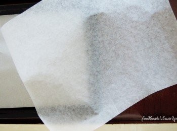 step1: 先预热烤箱在200度，然后准备一张烤培纸再折半。