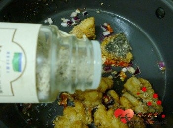 step9: 放魚塊翻轉灑椒鹽