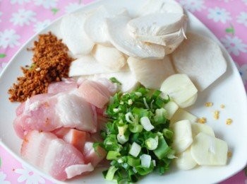 step1: 準備<span class="group_1">食材</span>:杏鮑菇及五花肉切薄片、蔥花、蒜片、乾辣椒、豆酥