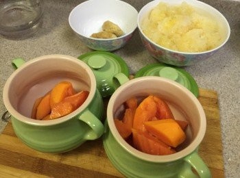 step1: 先將木瓜洗淨去皮去籽，切小件加入湯盅內，雪耳浸發約半小時至發大及軟身，剪去中間硬身部份分為小朵，可以氽水後榨乾，南北杏沖洗後瀝乾加入湯盅內，無花果浸軟身後沖洗切開加入湯盅內，再加入冰糖