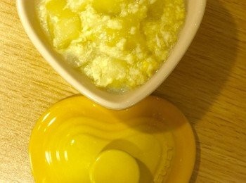 step4: 寶寶吃的部分可以用攪拌器打勻變成好入口的糊狀，這樣ㄧ口接一口的暖暖寶貝的胃。如果比較喜歡有咀嚼感，不打泥也ok喲，因為蘋果煮軟後又香又甜很好入口喔，但是餵食時要留意蘋果入口溫度喔，不要燙到寶寶喲。