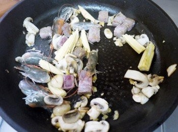 step3: 下蝦頭略炒至香氣出來，接著下<span class="group_2">調味</span>將蝦膏熬入湯頭