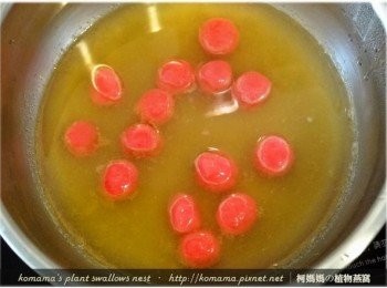 step5: 將紅色小湯圓再倒回鍋中，與薑汁甜湯再一同溫煮片刻。