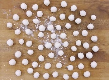 step11: 一一搓成圓滾滾狀,可撒一些糯米粉當手粉防沾黏。