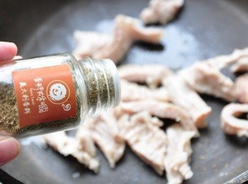 step2: 將川燙後的松阪肉片以少許的橄欖油煸炒，並灑上義大利香料