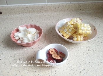 step1: <a href="https://bit.ly/3ANJVUp" target="_blank" data-keyword="豬展" class="guide-link"><strong>豬展</strong></a> <span style="display:inline-block;vertical-align:middle;margin-top:-3px;color:initial;border-radius:3px;padding:2px 3px;font-size:12px;line-height:14px;background:#87d300;color:#fff;">即買</span> 出水後沖洗乾淨 , 粟米切段 , 百合洗淨 , 紅棗去核