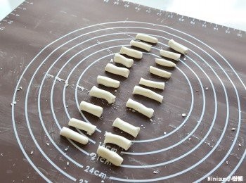 step3: 糯米加水揉糰成長條狀分成20份