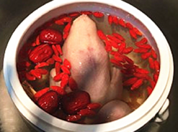 step4: 把準備好的<span class="group_1">食材</span>全部放進鍋裡,加水,開火燉,燉湯要注意火候,可以用專業的燉鍋或砂鍋,起鍋時在加入少許鹽,煮一下就可以食用了