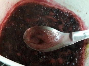 step4: 加熱過程中會出現泡沫 , 要把他們撈走 , 期間要不時攪拌 , 煮至用木匙刮鍋底可以有刮痕即可