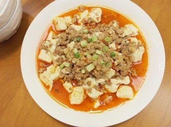 step8: 邊煮邊吞口水的麻婆豆腐完成囉!! 撒上一些蔥綠~~~