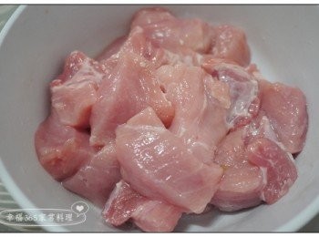step3: 梅花肉切塊後，放入米酒及太白粉抓勻，醃約15分鐘。