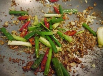 step10: *泡泡消失後放入蔥段，辣椒，蒜末2炒香。