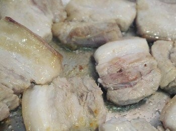 step2: *起油鍋，將控肉二面煎得半焦香。