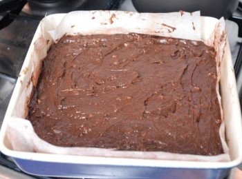 step7: 最後加入核桃拌勻，倒入烤盤內，放入已預熱180焗爐，焗約30-35分鐘，至表面乾