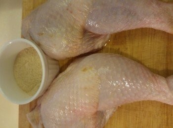 step1: 先將雞脾兩隻溶雪後搽鹽焗雞粉,盡量將鹽焗雞粉搽入雞皮下面啲肉,將巳醃的雞脾放入雪櫃封乾約兩小時。