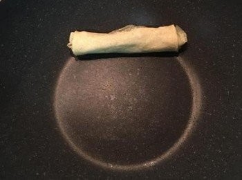 step7: 捲好後推在鍋邊。