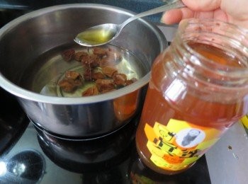 step2: 加入1湯匙蜜糖,試味後待用