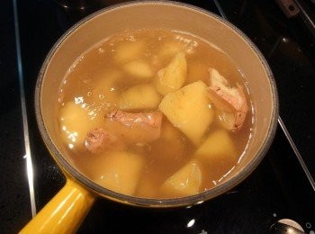 step2: 將薑片及地瓜切塊後加水煮熟即可。最後再加入冰糖，小火煮1分鐘左右即可完成。