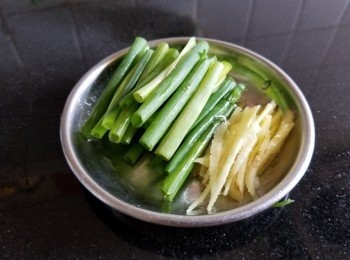 step4: 蔥段，薑絲
