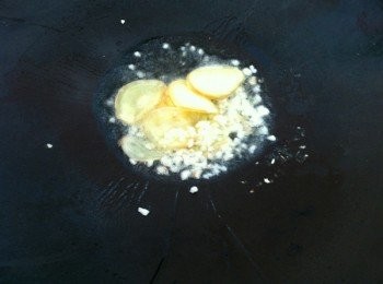 step2: 取出鍋1匙食油爆香蒜蓉薑片。