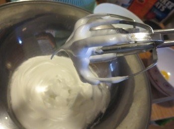 step2: 把蛋白打至粗泡泡后慢慢加入糖，打至硬性发泡。